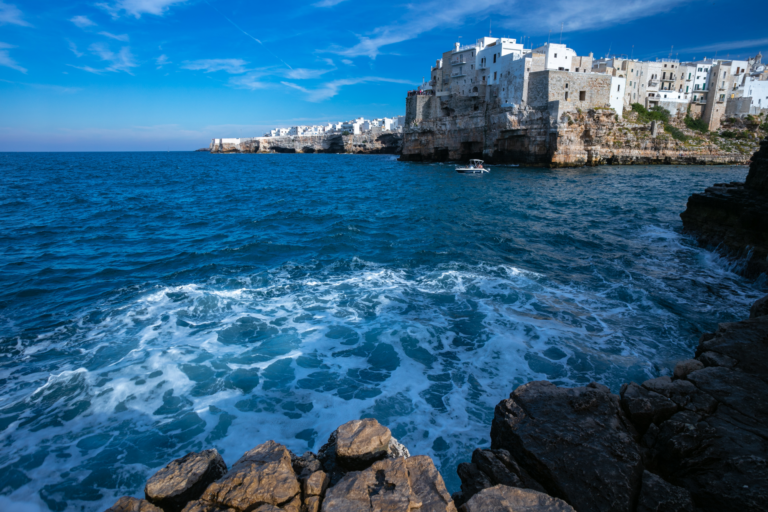 Vacanze con bambini a Polignano a Mare: guida completa per famiglie in Puglia